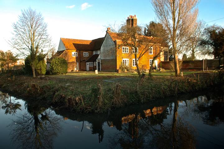 Headstone manor