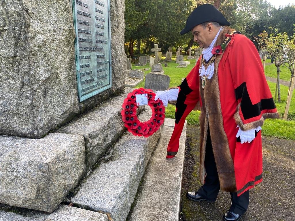 Mayor laying a poppy wreath